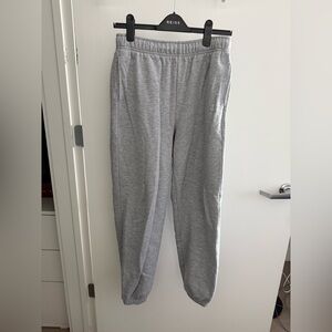 Alo Yoga Women Accolade Sweatpant in Athletic Heather Grey